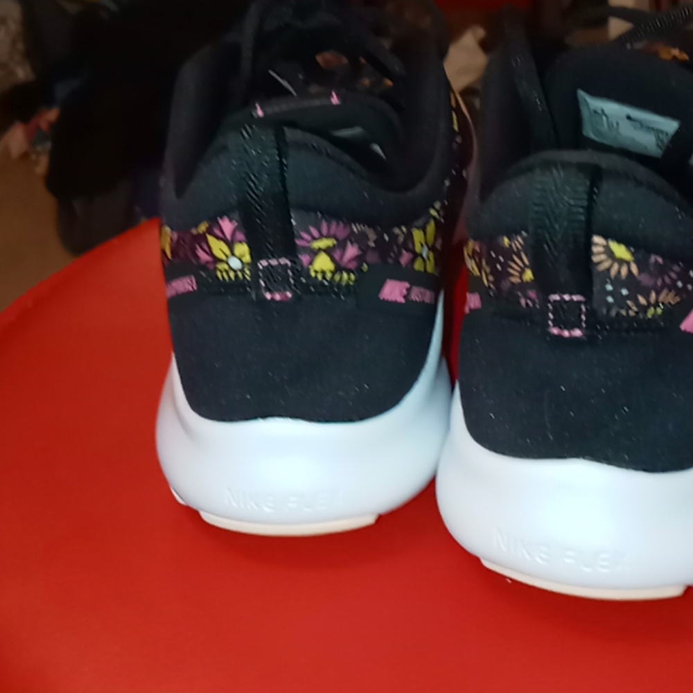 Nike Flowered running shoes. 6.5 - Picture 4 of 4